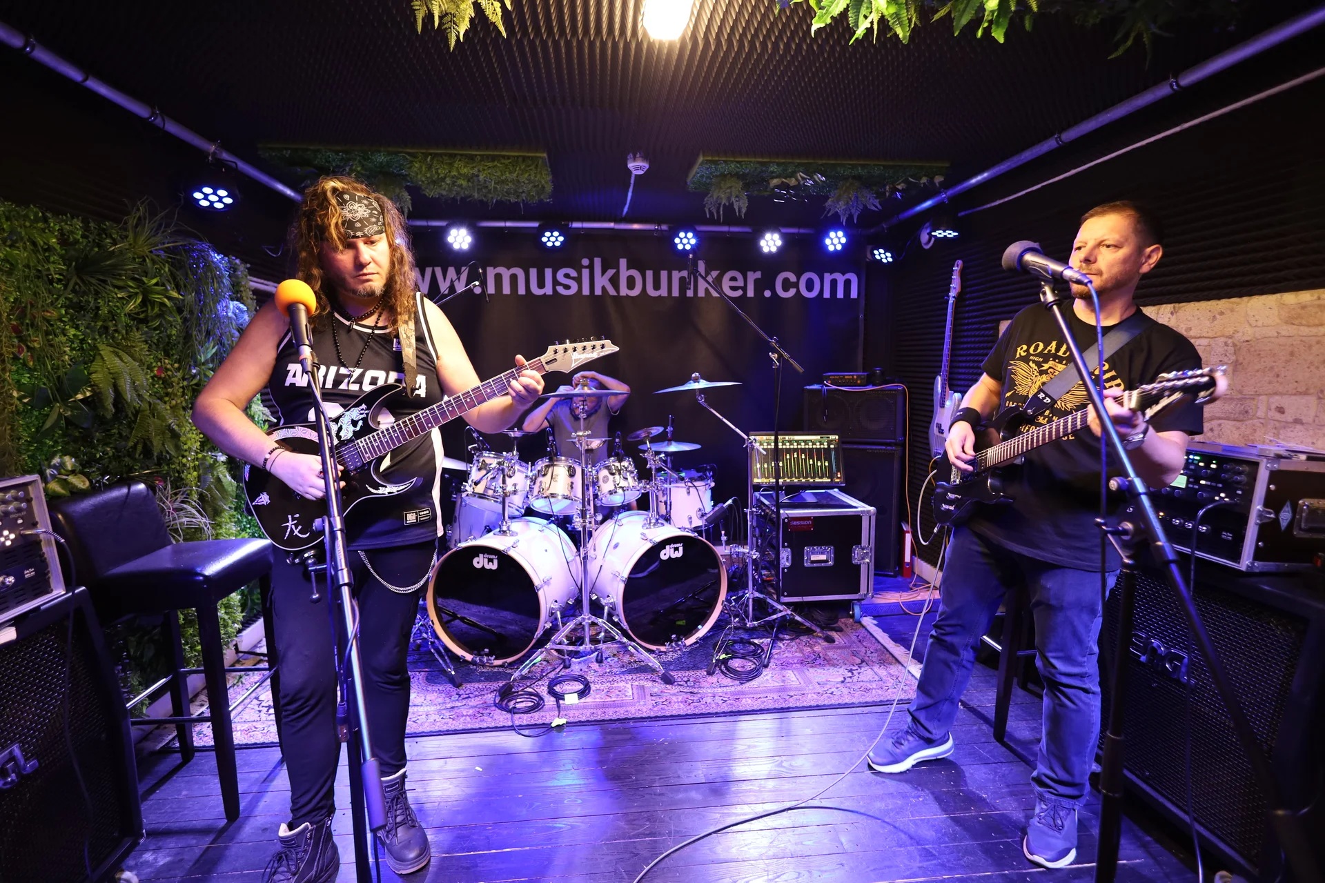 Dragonflames mit Gitarre, Bass und Schlagzeug im Musikbunker