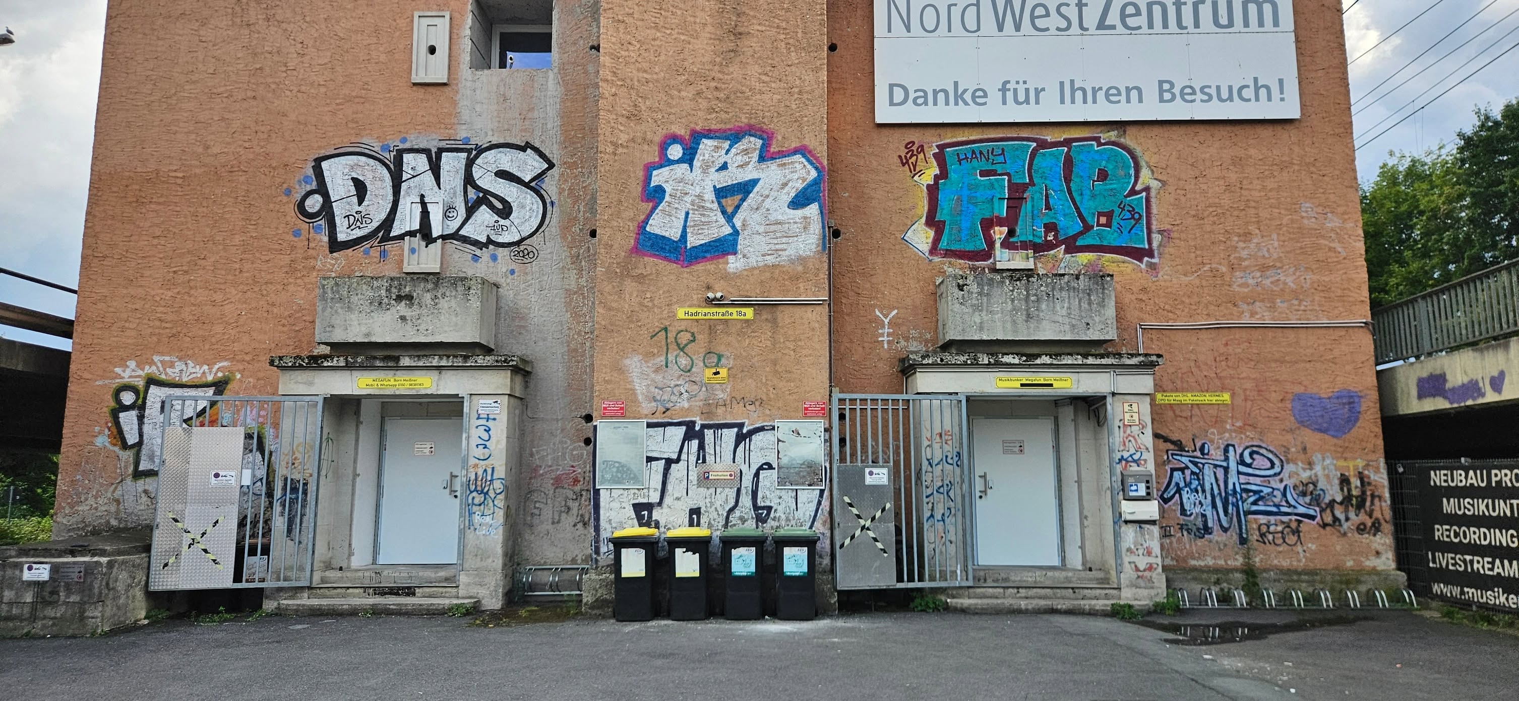 Außenansicht des Musikbunkers Frankfurt mit Graffiti und Eingängen