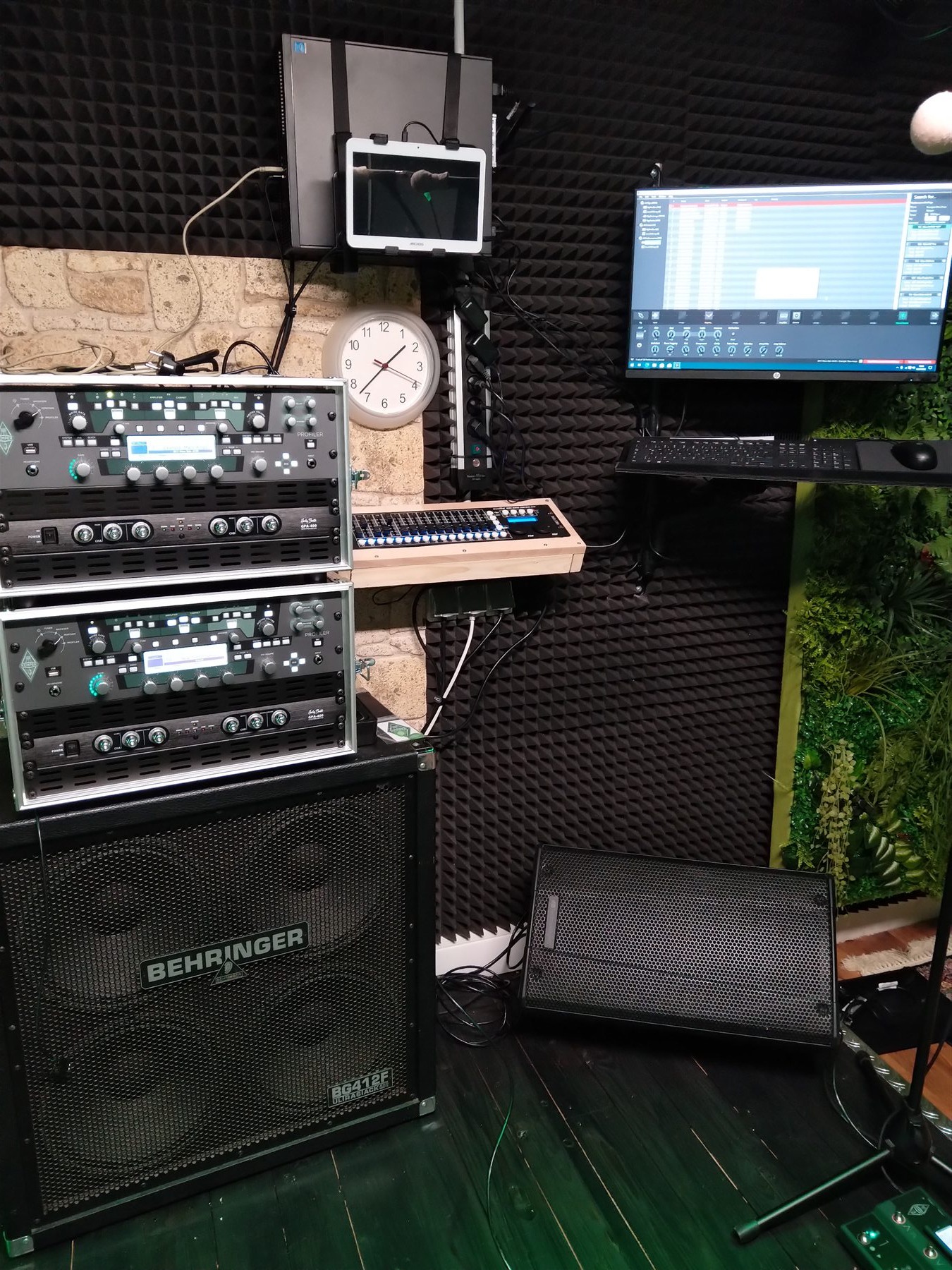Kemper-Profiler, Computer, Tablet und digitale Mischtechnik der Bühne SM