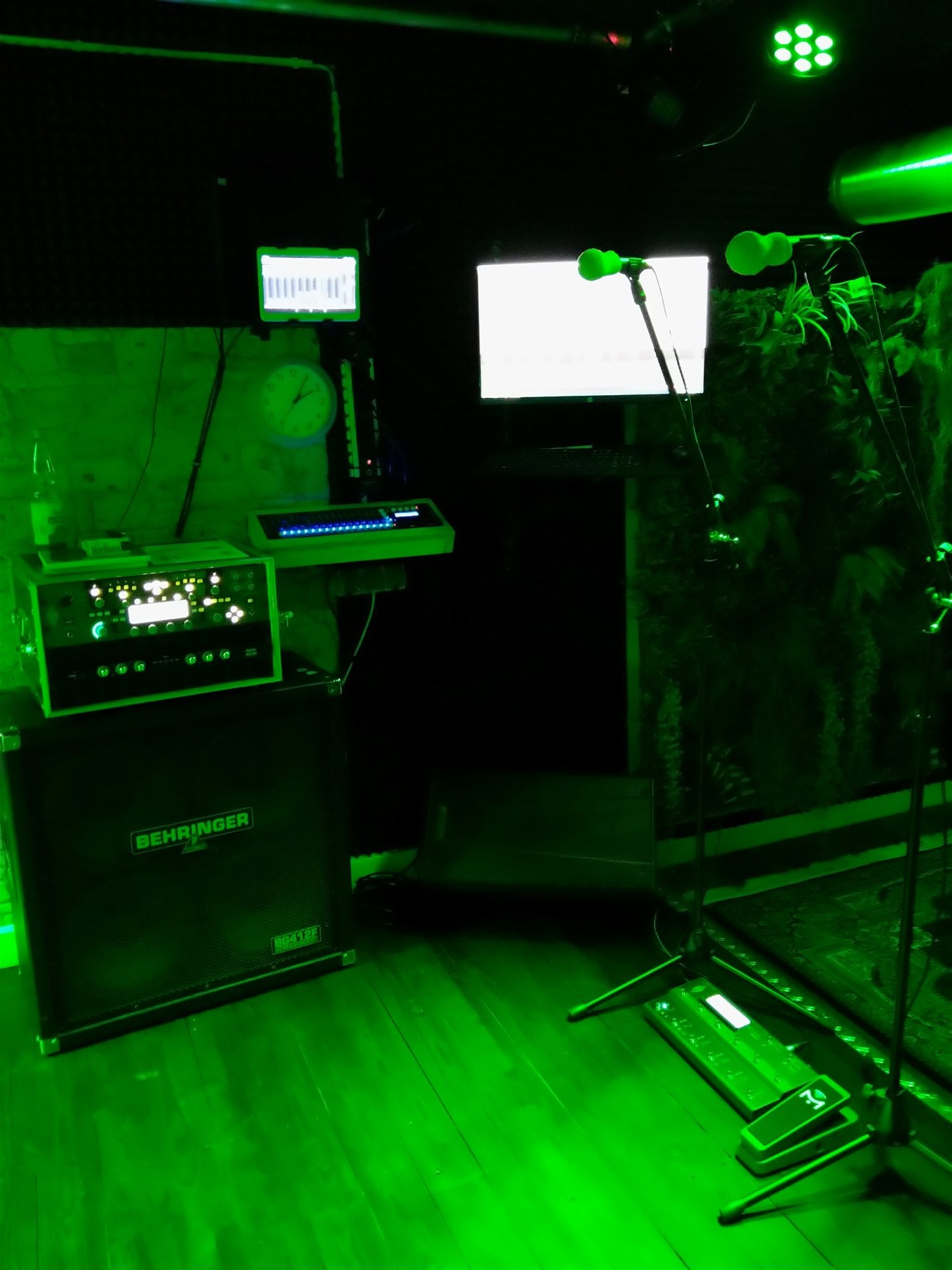 Gesangsplätze, Streaming-Technik und Kemper-Backline der Bühne SM Digital