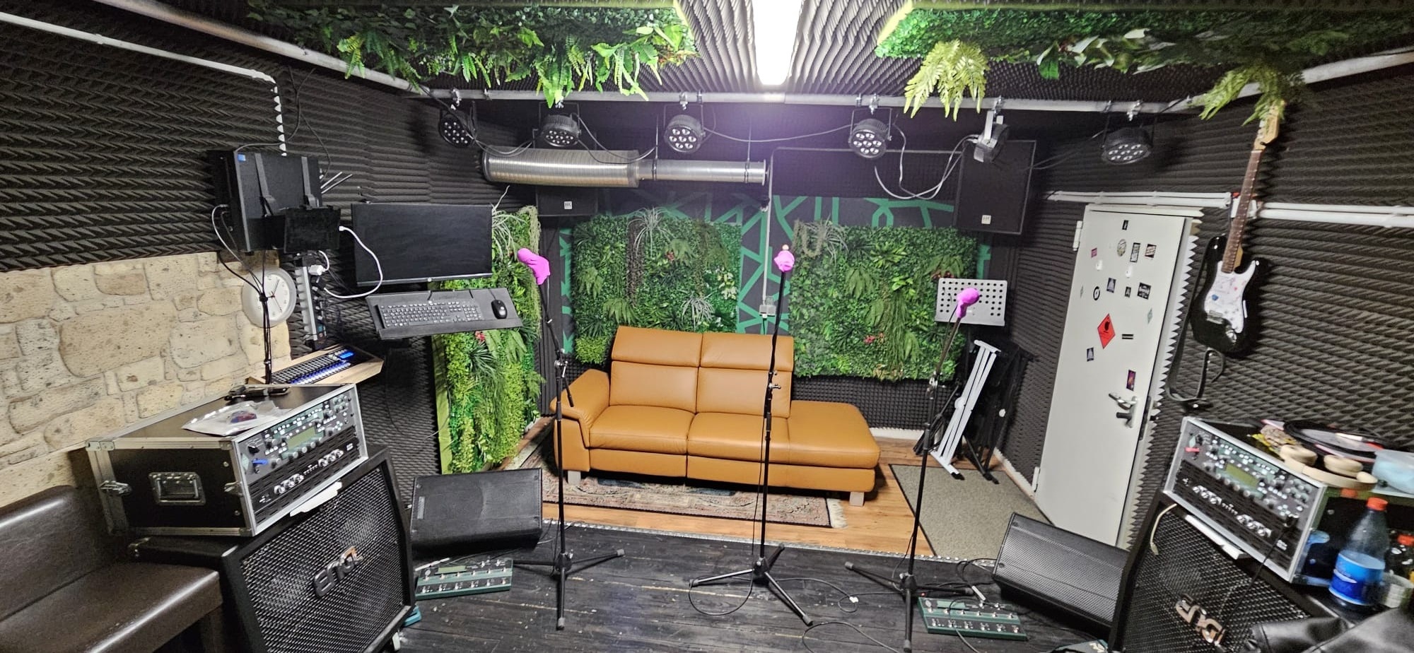 Aktuelle Bühne SM Digital mit Sofa, Gesangsmikrofonen, Computer, Kemper-Backline und Monitoren