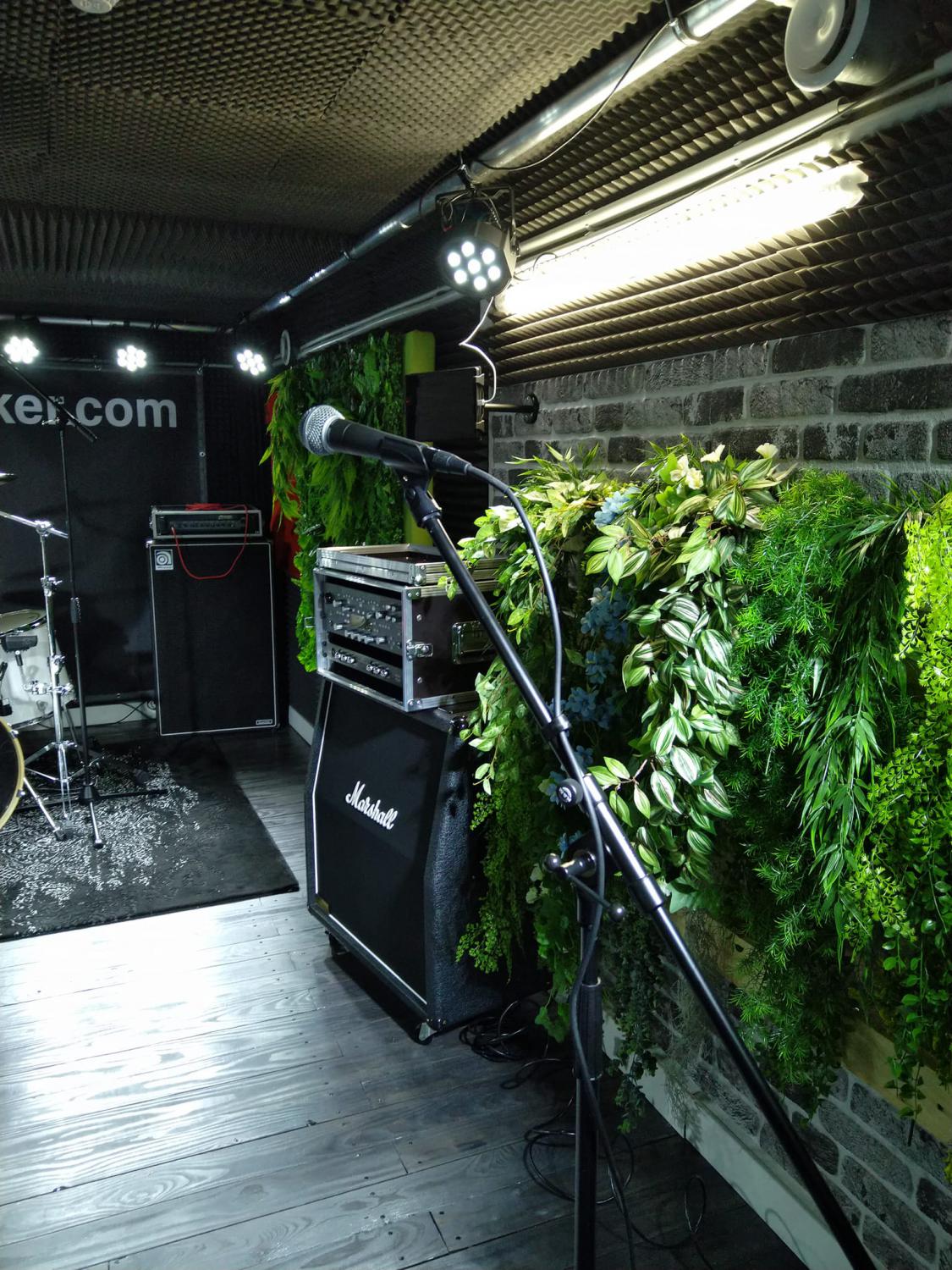 Mikrofon, Gitarrenbox und Backline auf der Bühne XXL Digital