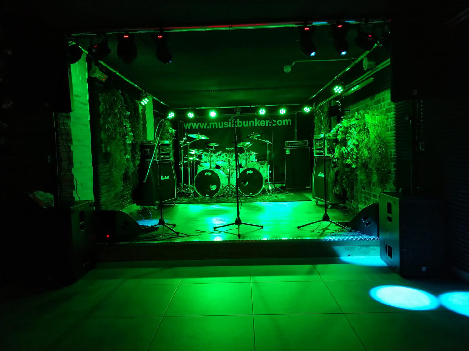 Bühne XXL Digital mit Drumset, Backline und grüner LED-Lightshow
