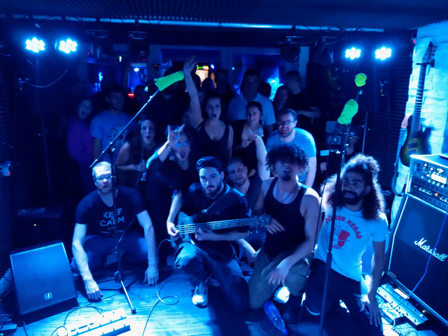 Band und Publikum bei einem Konzert auf der Bühne XXL