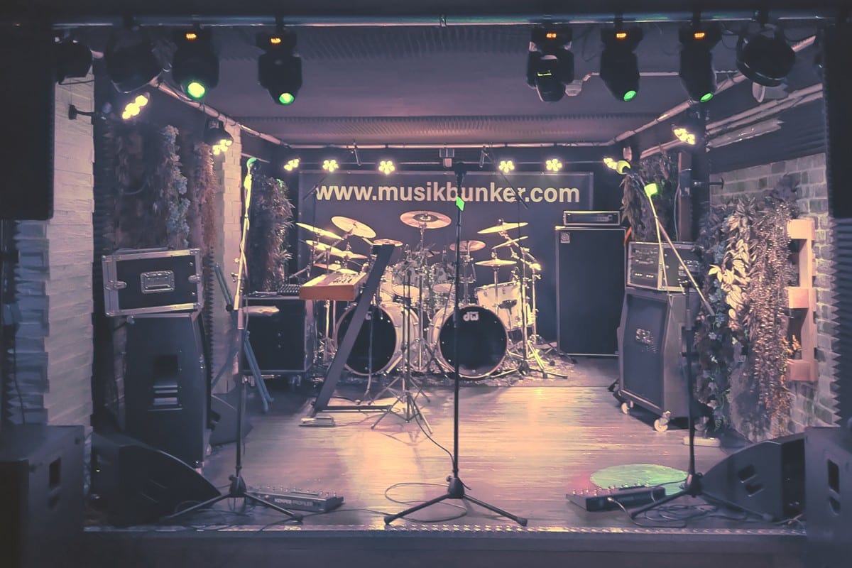 Bühne XXL Digital mit Backline und Schlagzeug