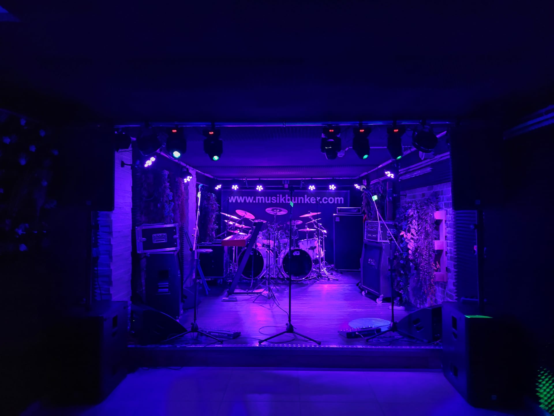 Bühne XXL im Musikbunker Frankfurt mit Schlagzeug und Backline