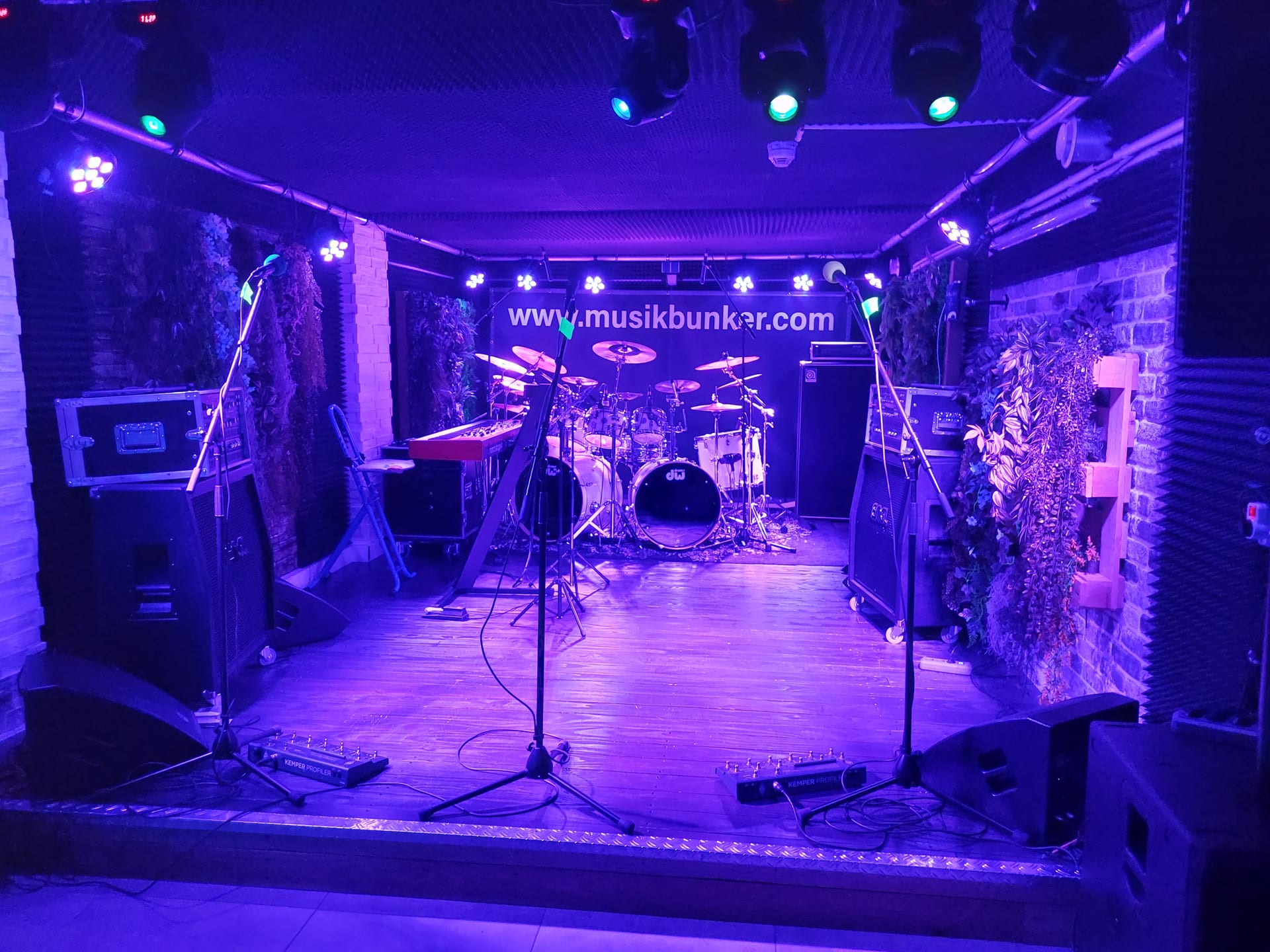 Weitere Ansicht der Bühne XXL im Musikbunker Frankfurt