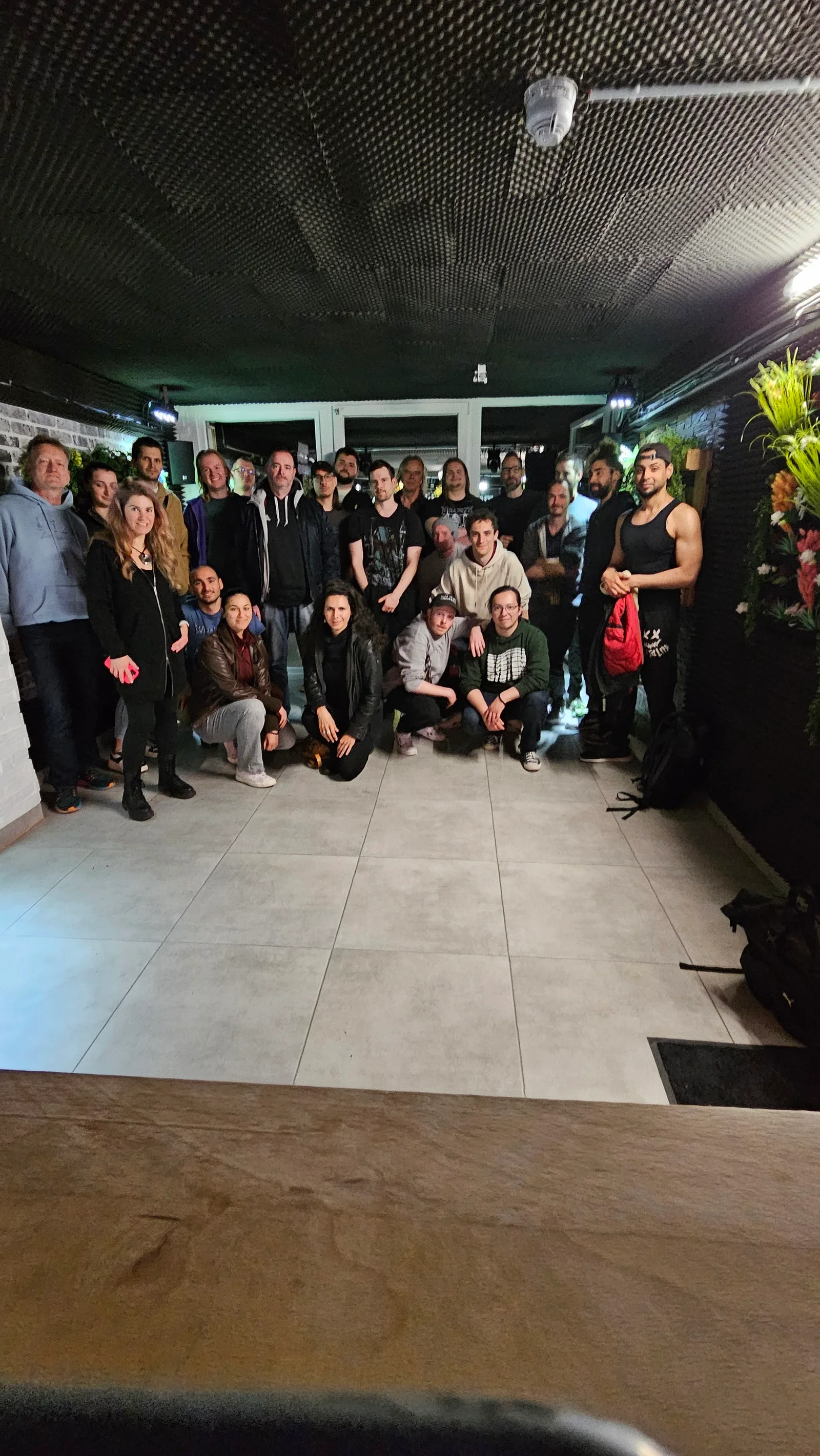 Gruppenfoto der Musikbunker-Community im Bühnenraum
