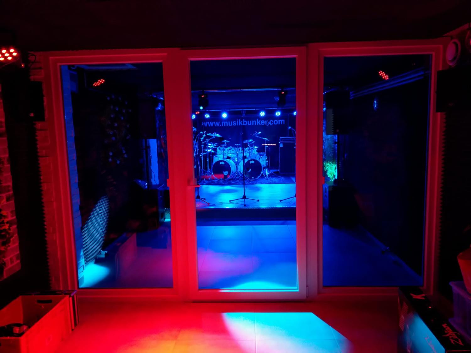 Historische Aufnahme eines Raum- oder Bühnenbereichs 7 im Musikbunker Frankfurt Römerstadt