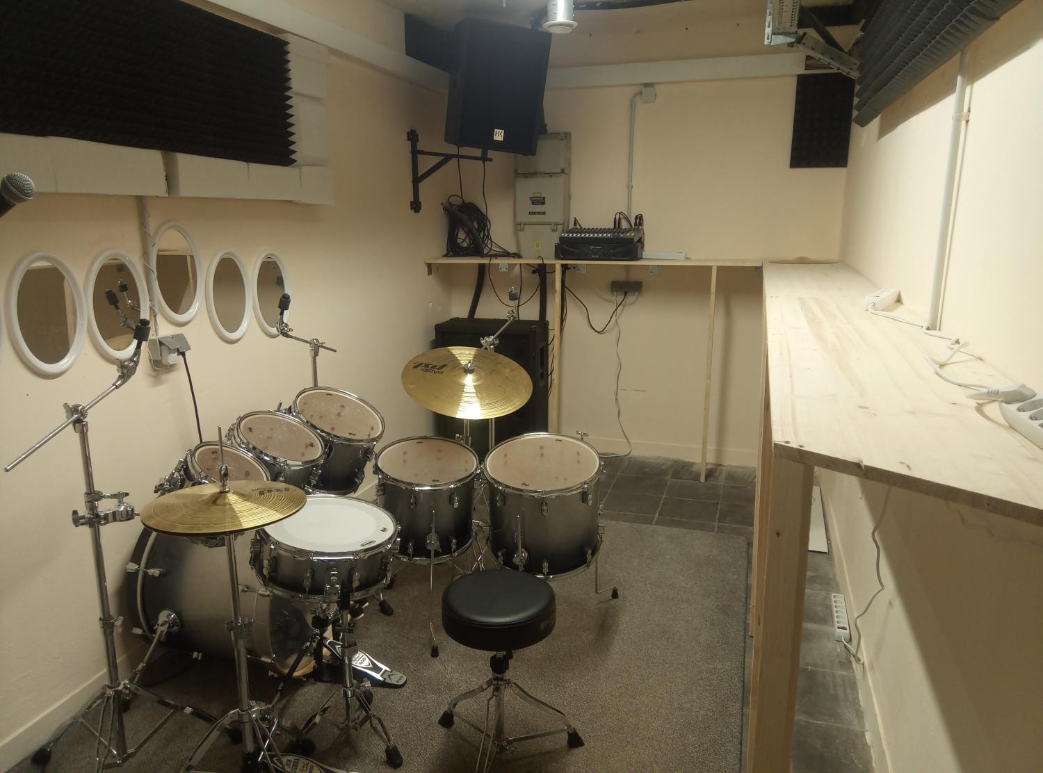 Historische Aufnahme eines Raum- oder Bühnenbereichs 25 im Musikbunker Frankfurt Römerstadt