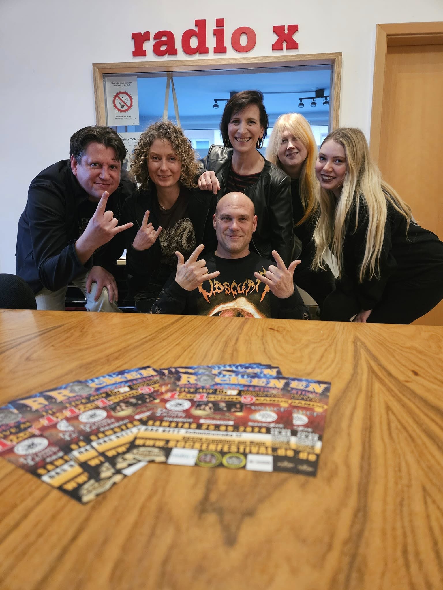 Gruppenfoto bei Radio X mit Flyern des ROCKEN Festivals