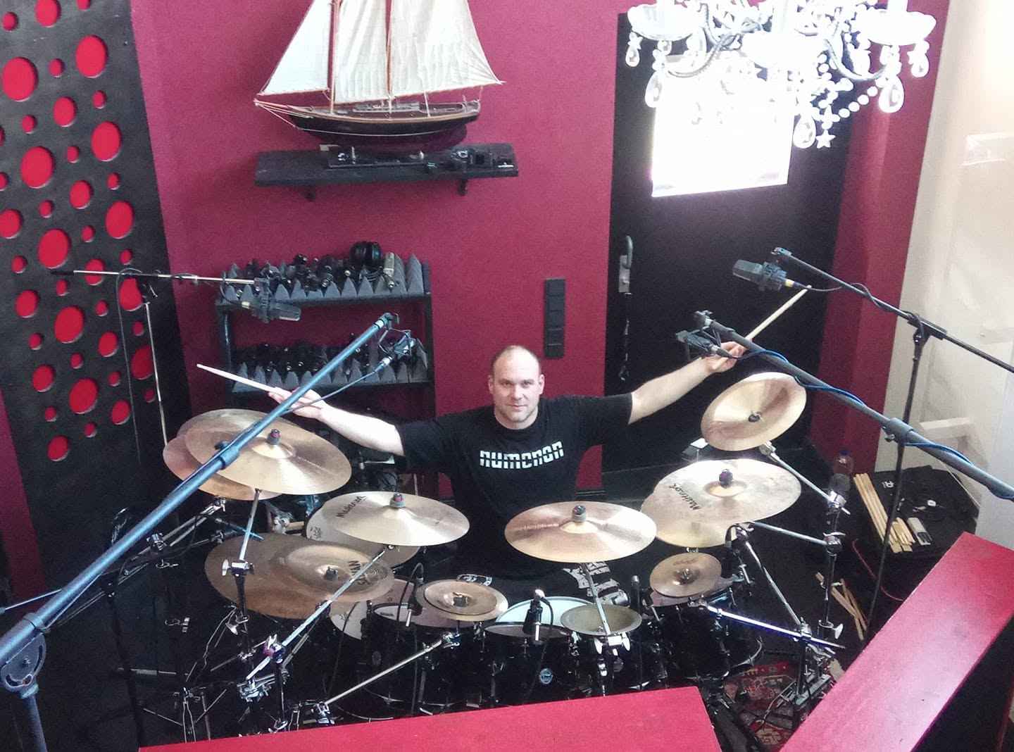 Born am Schlagzeug im Kohlekeller Studio