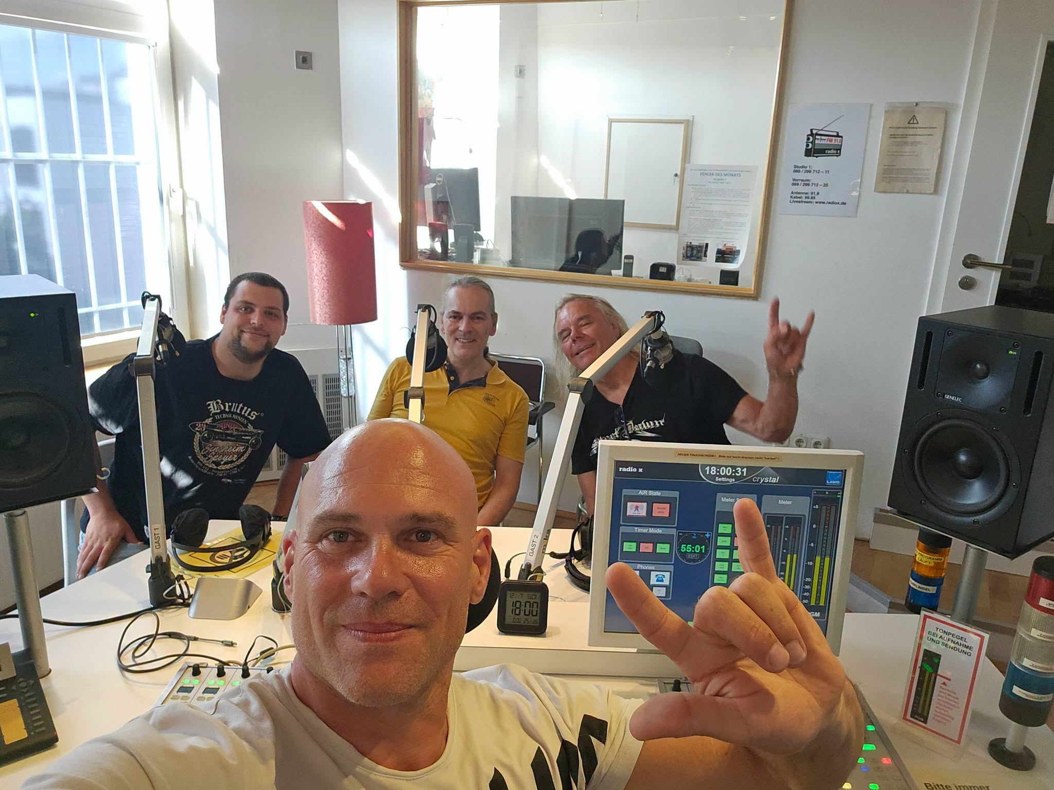 Gemeinsames Foto im Sendestudio von Radio X