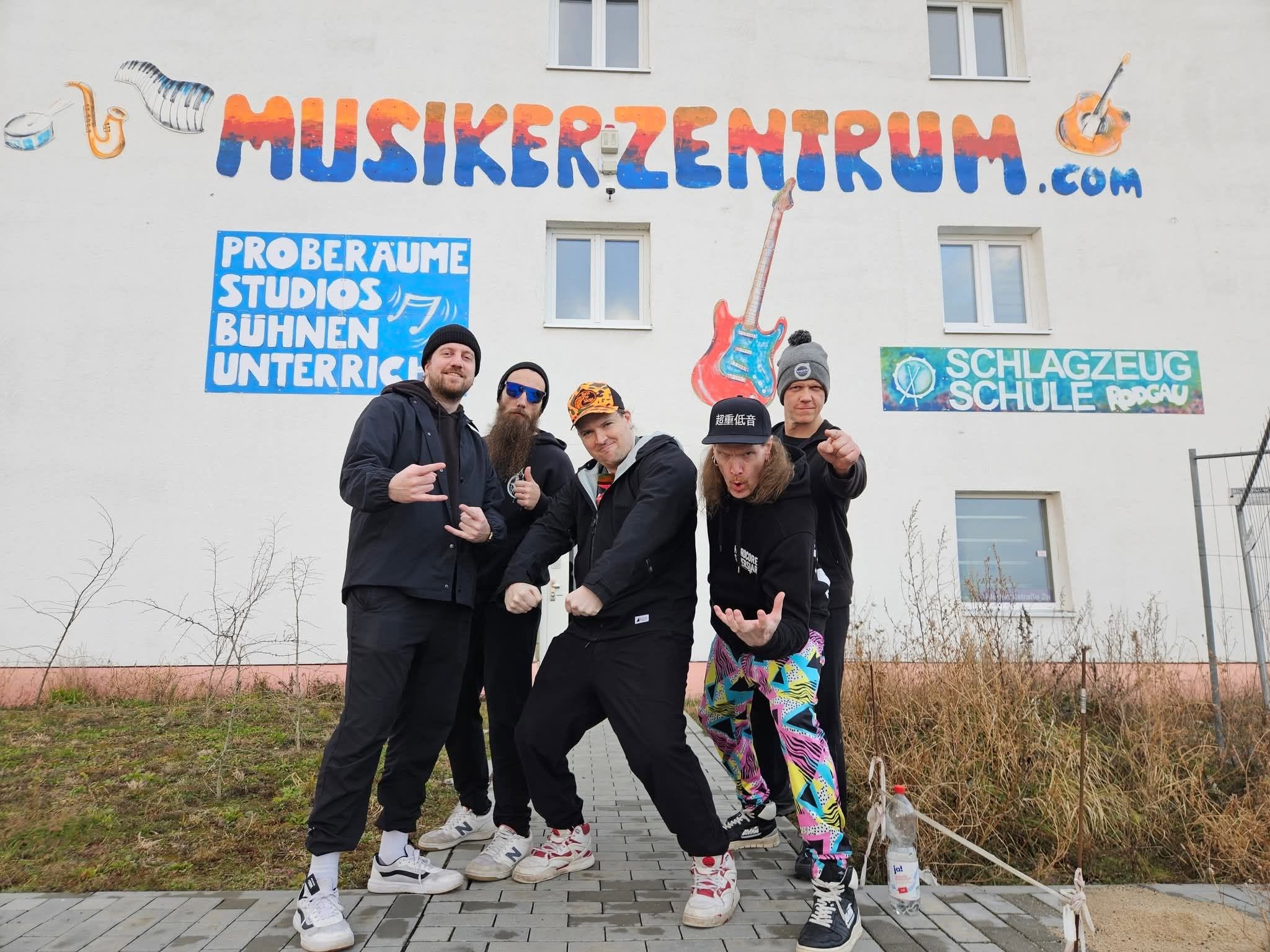 Striker vor dem Musikerzentrum in Rodgau